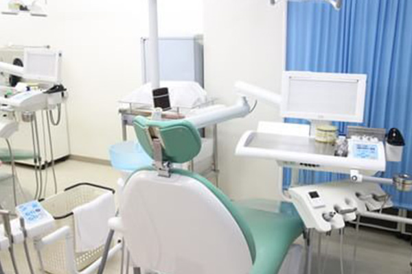 白を基調とした明るい診療スペースです。